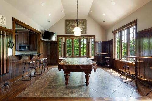 clubhouse-pool-table